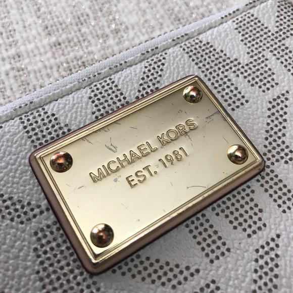 Michael Kors Smartphone Wristlet - Picture 3 of 8